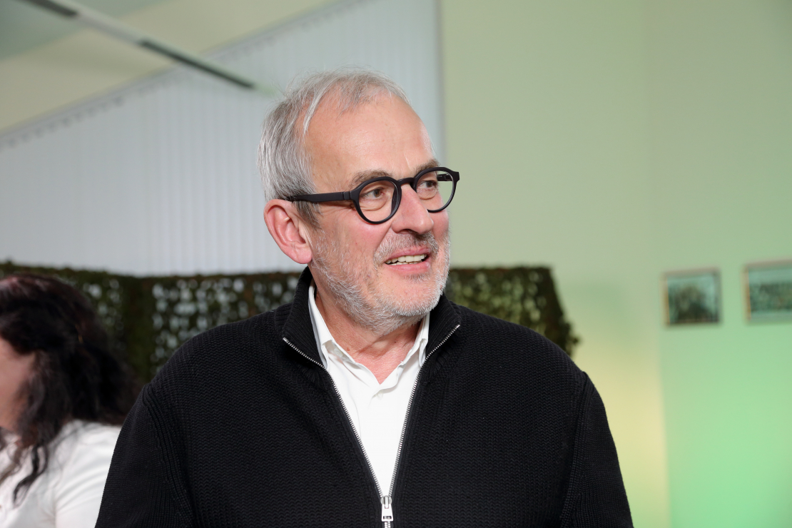 Diskusijā piedalās: Roberts Zīle (NA), Edmunds Zivtiņš (LPV), Reinis Pozņaks (AS), Dr. theol. Anita Stašulāne (Daugavpils universitātes profesore), Dr.paed., prof. Jānis Dzerviniks (RTA Reģionālistikas zinātniskā institūta direktors), Mareks Hoņavko (Valsts robežsardzes Atgriešanas un patvēruma lietu nodaļas priekšnieks), Anna E. Griķe (biedrība “Gribu palīdzēt bēgļiem”), Diāna Selecka (aktīviste), Eva Kiršteine (mesesamkopa.eu līdere).