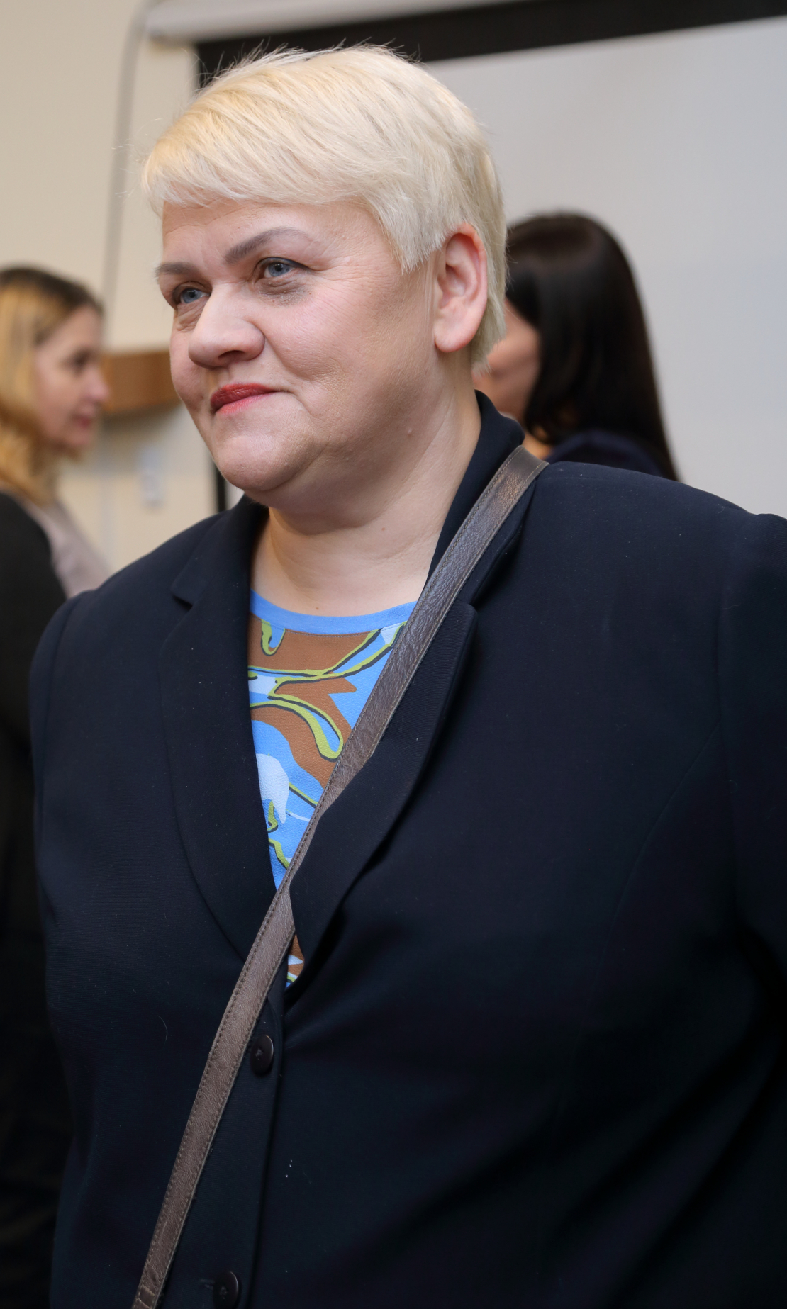 Diskusijā piedalās: Roberts Zīle (NA), Edmunds Zivtiņš (LPV), Reinis Pozņaks (AS), Dr. theol. Anita Stašulāne (Daugavpils universitātes profesore), Dr.paed., prof. Jānis Dzerviniks (RTA Reģionālistikas zinātniskā institūta direktors), Mareks Hoņavko (Valsts robežsardzes Atgriešanas un patvēruma lietu nodaļas priekšnieks), Anna E. Griķe (biedrība “Gribu palīdzēt bēgļiem”), Diāna Selecka (aktīviste), Eva Kiršteine (mesesamkopa.eu līdere).