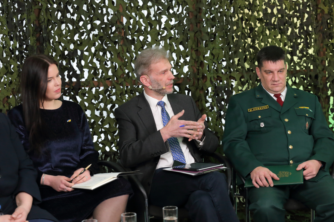 Diskusijā piedalās: Roberts Zīle (NA), Edmunds Zivtiņš (LPV), Reinis Pozņaks (AS), Dr. theol. Anita Stašulāne (Daugavpils universitātes profesore), Dr.paed., prof. Jānis Dzerviniks (RTA Reģionālistikas zinātniskā institūta direktors), Mareks Hoņavko (Valsts robežsardzes Atgriešanas un patvēruma lietu nodaļas priekšnieks), Anna E. Griķe (biedrība “Gribu palīdzēt bēgļiem”), Diāna Selecka (aktīviste), Eva Kiršteine (mesesamkopa.eu līdere).