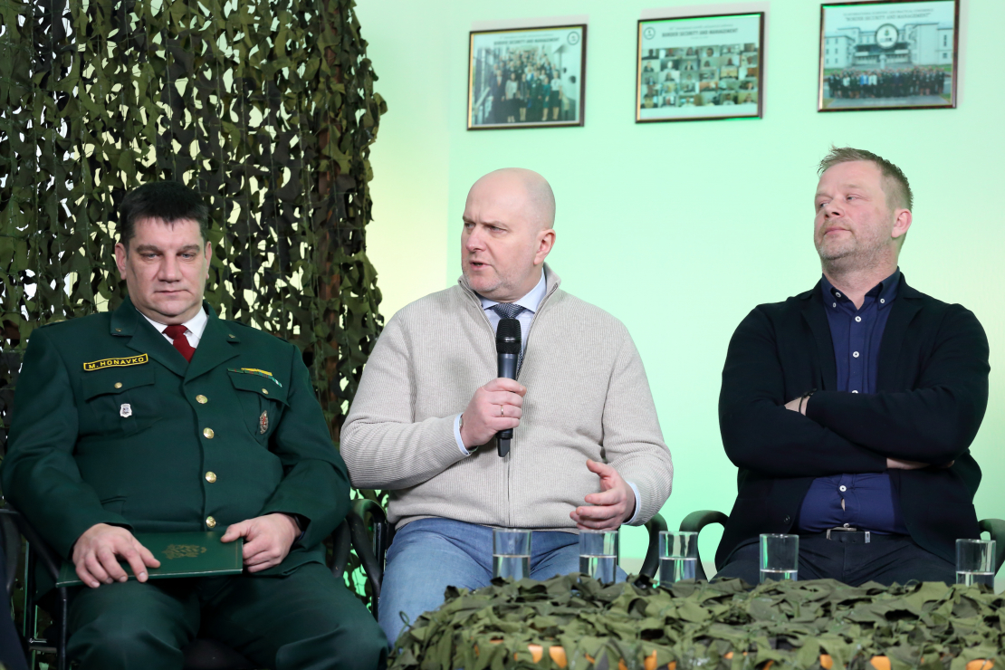 Diskusijā piedalās: Roberts Zīle (NA), Edmunds Zivtiņš (LPV), Reinis Pozņaks (AS), Dr. theol. Anita Stašulāne (Daugavpils universitātes profesore), Dr.paed., prof. Jānis Dzerviniks (RTA Reģionālistikas zinātniskā institūta direktors), Mareks Hoņavko (Valsts robežsardzes Atgriešanas un patvēruma lietu nodaļas priekšnieks), Anna E. Griķe (biedrība “Gribu palīdzēt bēgļiem”), Diāna Selecka (aktīviste), Eva Kiršteine (mesesamkopa.eu līdere).