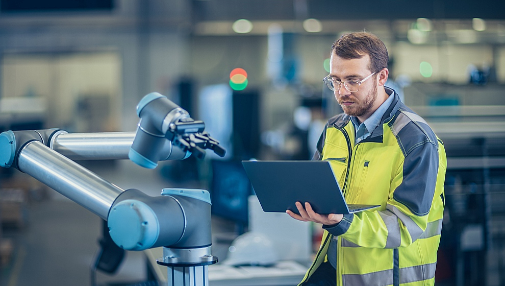 Nākotnes fabrikas strādnieks drīzāk atgādinās mūsdienu inženieri – viņš staigās pa fabriku ar datoru, programmējot kādas darbības jāveic robotizētajām rokām. Problēma tikai tā, ka šādu strādnieku skaits nākotnes fabrikā nebūs liels – to būs apmēram tikpat, cik mūsdienu fabrikā ir inženieru. Ko darīs visi pārējie mūsdienu fabrikās nodarbinātie – tas pagaidām ir neatbildēts jautājums.