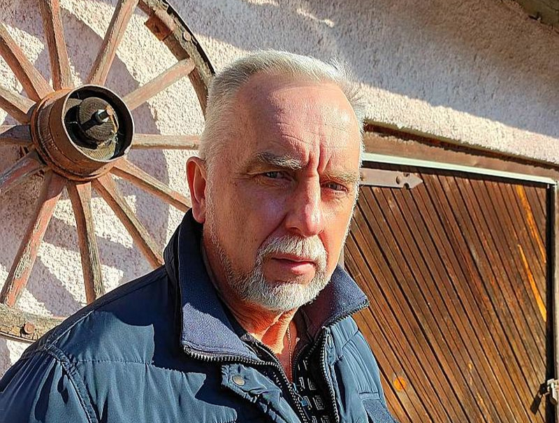 Latvijas ārējās ekonomiskās pārstāvniecības Ukrainā vadītājs Ainārs Mežulis par situāciju uz Ukrainas un Polijas robežas: "Tas ir traģiski. Vieglais transports vēl kursē, bet fūres pa abām pusēm stāv tūkstošiem. Visi ceļi un stāvlaukumi pie Polijas un Ukrainas robežas šķērsošanas vietām ir pilni. Poļu policija skatās, lai nesāktos kādi grautiņi un izrēķināšanās ar ukraiņu šoferiem."