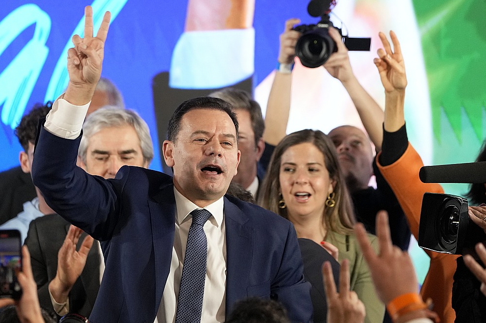 Demokrātiskās alianses līderis Luīšs Montenēgru svin uzvaru svētdien notikušajās Portugāles parlamenta vēlēšanās.