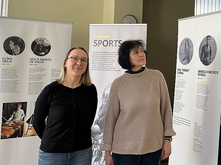 Liepājas Centrālās zinātniskās bibliotēkas direktore Ilga Erba (no labās) un direktora vietniece attīstības jautājumos Silva Vucena, izrādot bibliotēkas lasītāju zāles ekspozīciju.