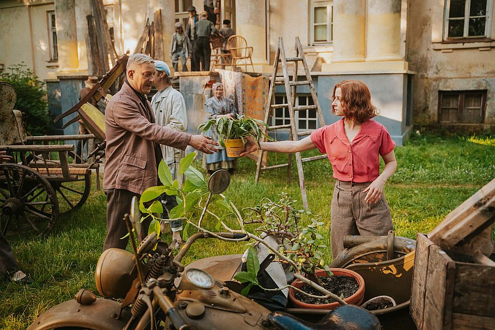 Filmas esence ir kolorītie aktierdarbi vēl kolorītākajā Kristīnes Jurjānes mākslinieku komandas izveidotajā vidē.