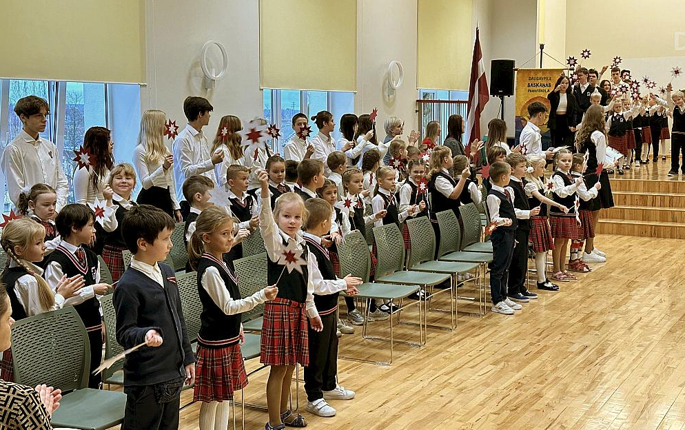 Daugavpils Saskaņas pamatskolā un Daugavpils Ruģeļu pirmsskolā izglītības iestāžu vadītāju profesionālā darbība novērtēta pat kā izcila. Attēlā: Latvijas valsts dzimšanas dienas pasākums Daugavpils Saskaņas pamatskolā 2023. gada novembrī. Kā vēstīts skolas lapā feisbukā, skolas saime dziedot, dejojot, skandējot dzeju, aizdedzot svecītes, godinājusi Latviju pasākumos "Es, Tu un mana Latvija". "Skolā iemīļoti un krāšņi ir Latvijas Republikas proklamēšanas dienai veltītie svētki "Auseklīšu svētki", kuros mūsu pirmklasniekus uzņemam skolas saimē," vēstīts skolas lapā.