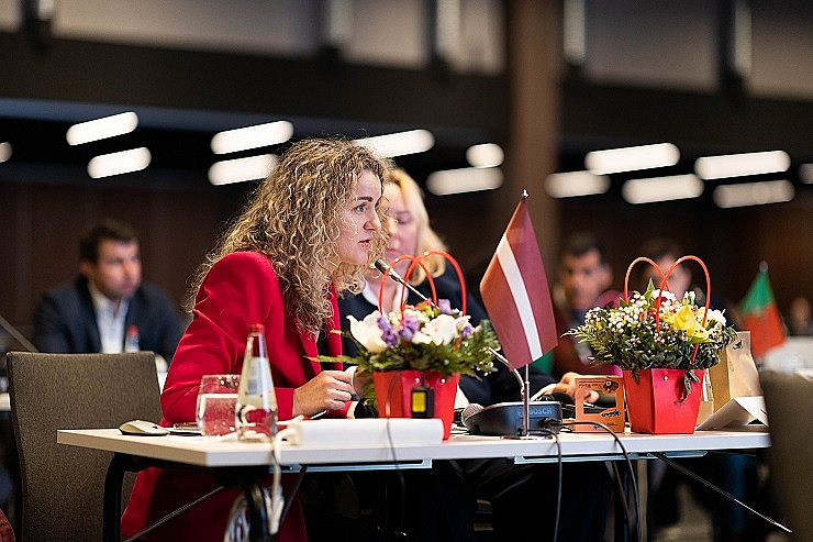 Latvijas Paraolimpiskās komitejas (LPK) ģenerālsekretāre Liene Apine Rīgā notikušās Eiropas Paraolimpiskās komitejas ārkārtas Ģenerālās asamblejas laikā. LPK dara visu, kas viņu spēkos, lai nepieļautu agresorvalstu sportistu dalību Parīzes paraolimpiskajās spēlēs.