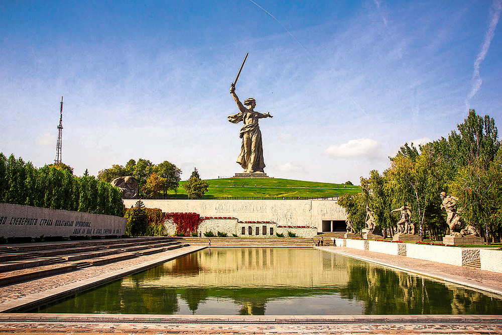 Memoriālais komplekss "Staļingradas kaujas varoņi" Mamajeva kalnā un piemineklis "Dzimtene aicina" Volgogradā.