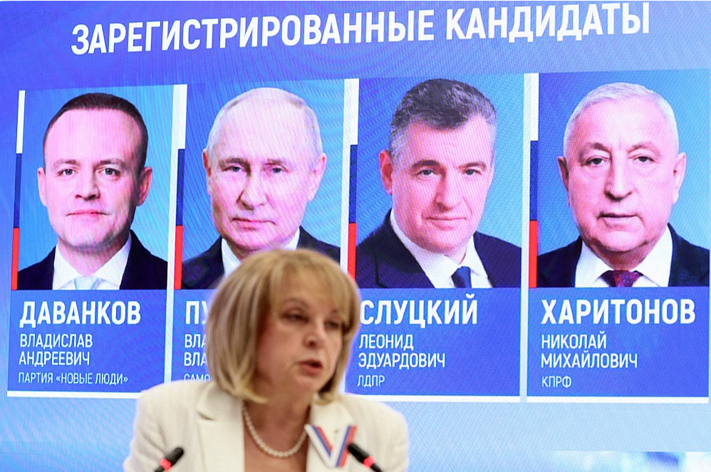 Krievijas Centrālās vēlēšanu komisijas priekšsēdētāja Ella Pamfilova 14. martā Maskavā. Fonā redzami plakāti ar vēlēšanu kandidātiem (no kreisās) Vladislavu Davankovu, Vladimiru Putinu, Leonīdu Slucki un Nikolaju Haritonovu.