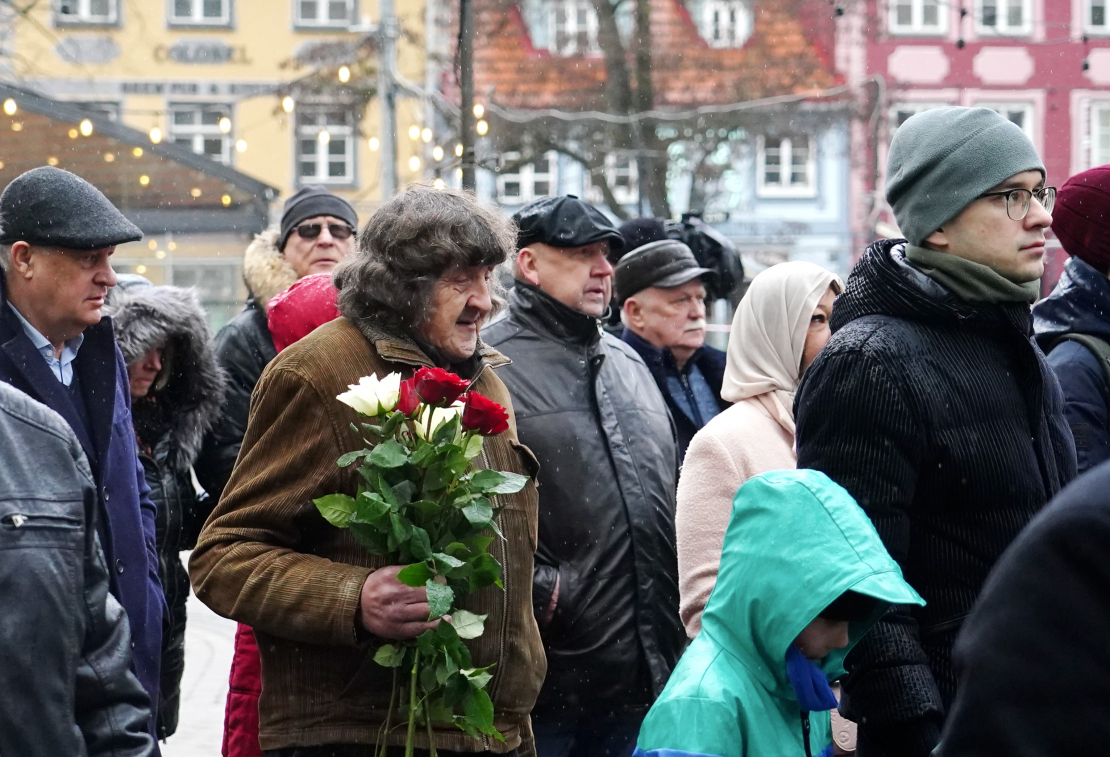 Vairāki simti cilvēku Rīgā dodas leģionāru piemiņas gājienā.