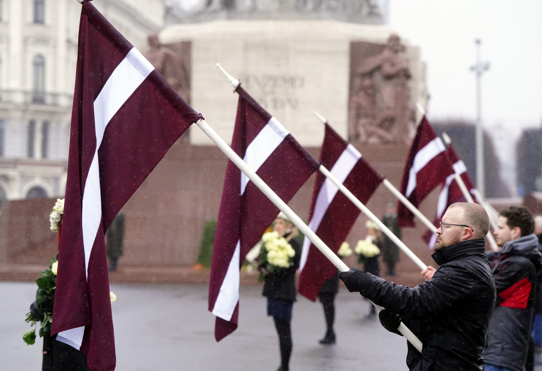 Vairāki simti cilvēku Rīgā dodas leģionāru piemiņas gājienā.