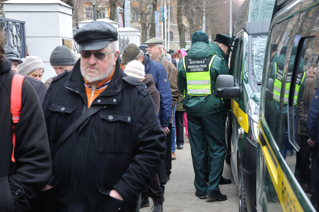 Cilvēki pie Krievijas vēstniecības ēkas Rīgā, kur iespējams nobalsot Krievijas prezidenta vēlēšanās.