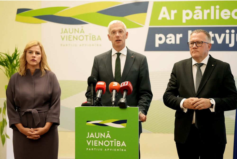 Partijas "Jaunā vienotība" (JV) pārstāvji Evika Siliņa, Krišjānis Kariņš un Arvils Ašeradens.