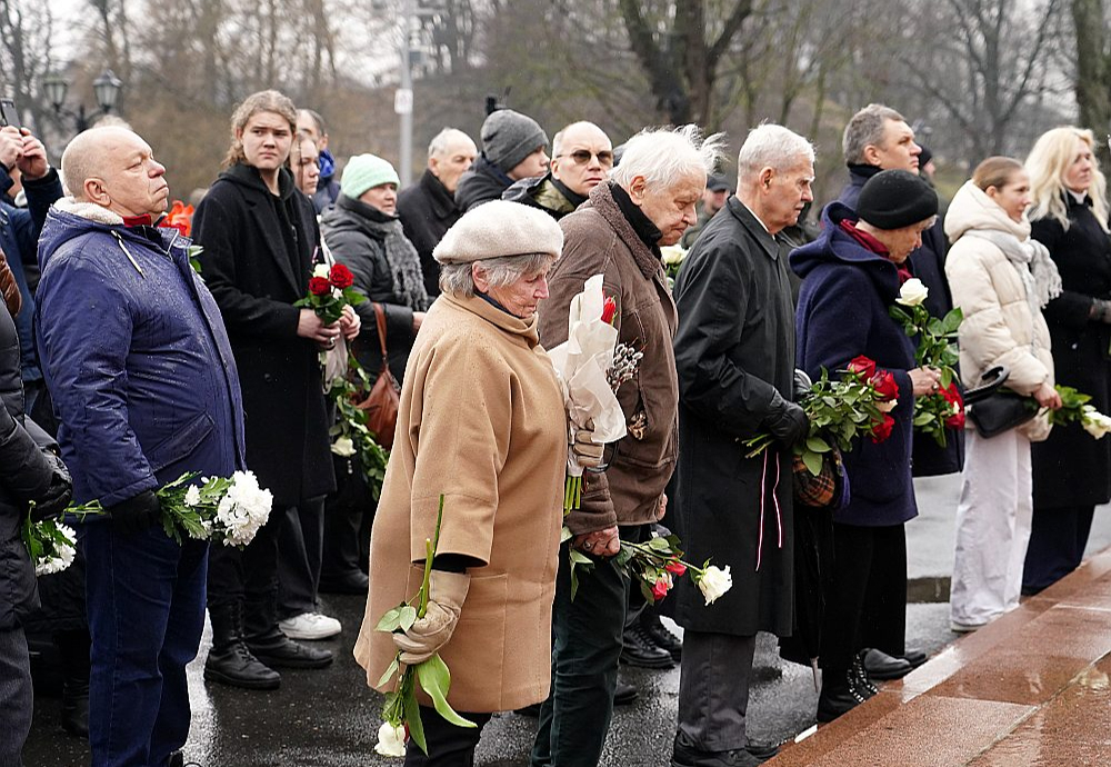 Leģionāru piemiņas gājiena dalībnieki pie Brīvības pieminekļa Rīgā.