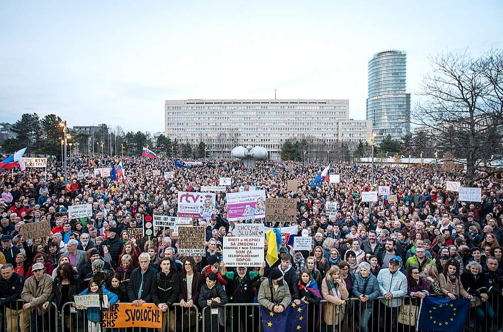 Bratislavā 15. martā notika demonstrācija pret Slovākijas valdības plāniem reorganizēt sabiedrisko raidorganizāciju.