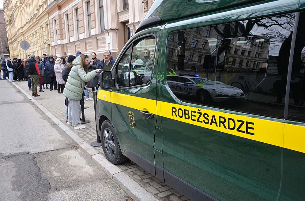 Svētdien Valsts robežsardze veica Krievijas valstspiederīgo "vēlētāju" dokumentu pārbaudi "vēlēšanu" norises vietā pie Krievijas vēstniecības Rīgā. Kopumā pārbaudīts 1001 Krievijas valstspiederīgais.