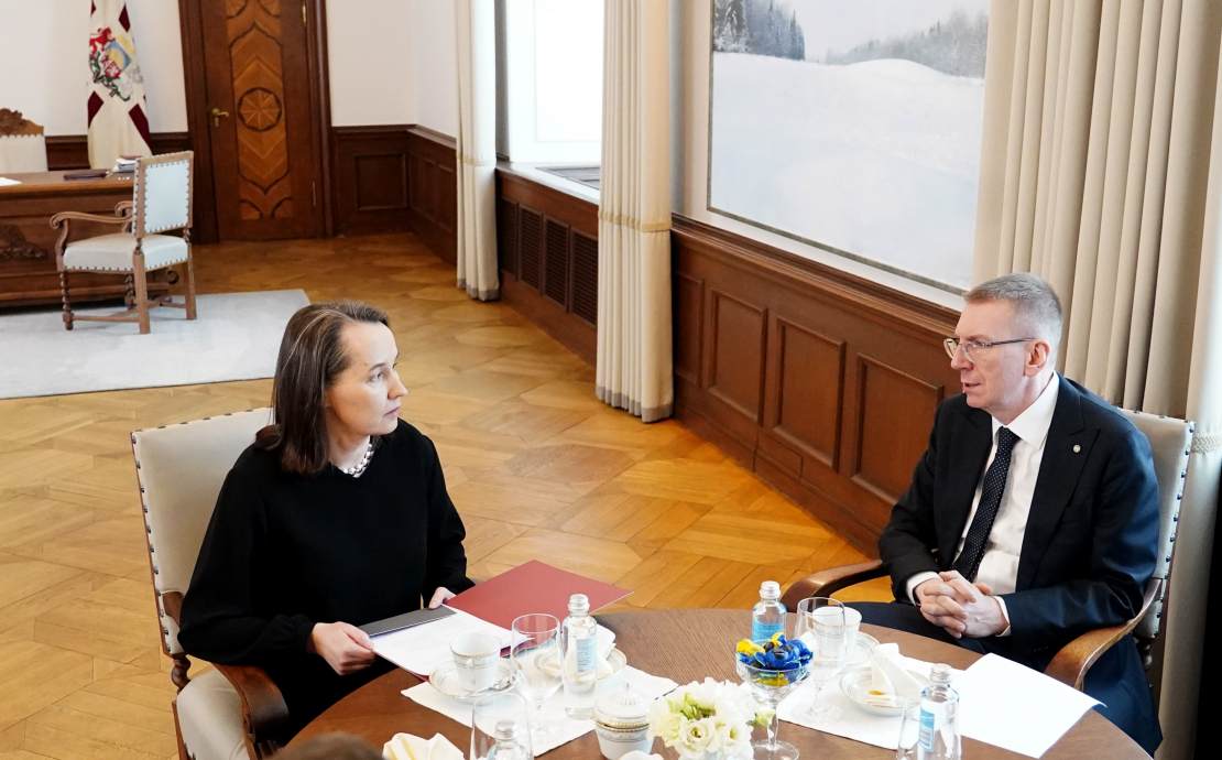 Valsts prezidents Edgars Rinkēvičs un Sabiedrisko elektronisko plašsaziņas līdzekļu padomes locekle Sanita Upleja-Jegermane tikšanās laikā Rīgas pilī.
