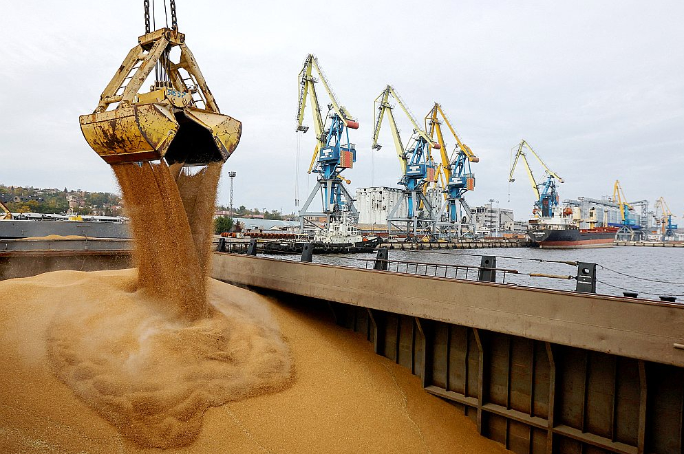 Graudu iekraušana kravas kuģī Krievijas okupētajā Ukrainas pilsētā Mariupolē pagājušā gada oktobrī. Nevar izslēgt, ka arī okupētajās teritorijās Ukrainā nolaupītie graudi no Krievijas nonākuši Eiropas tirgū.