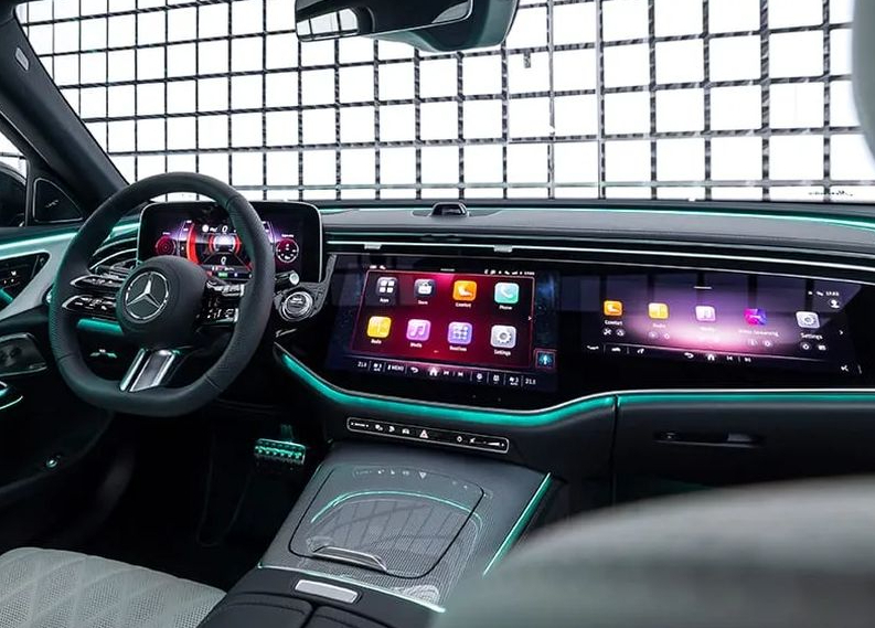 "Mercedes 2024" salons. Ekrāni lielāki nekā mājās pie dīvāna…