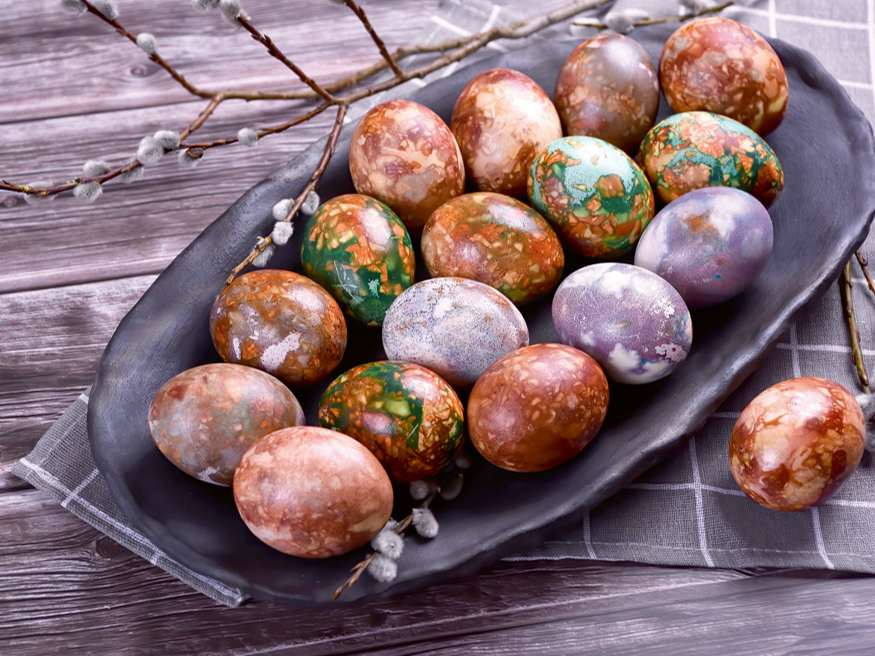 Olu krāsošana ir daļa no Lieldienu maģijas. Visvērtīgākās skaitās sarkanas olas, jo senlaikos tādas bija grūti nokrāsot.