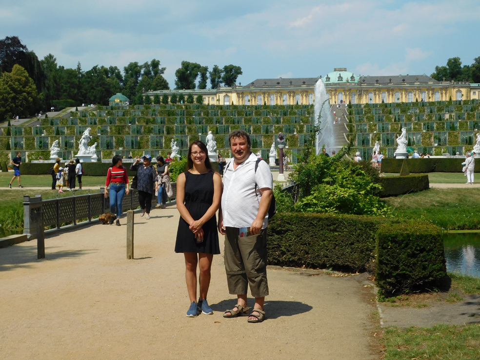 Sansusī pils dārzā Potsdamā ar meitu Agnesi.