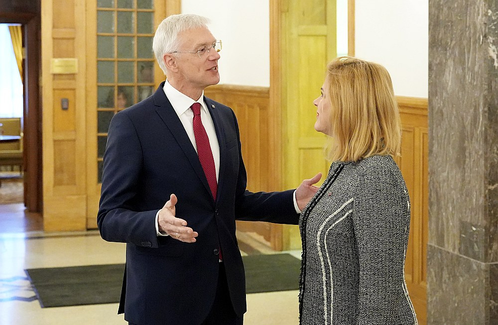Premjere Evika Siliņa pagaidām neprasa ārlietu ministra Krišjāņa Kariņa demisiju. Visdrīzāk, tāpēc, ka kriminālvajāšana nav sākta pret ministru, bet lieta sākta par faktu.