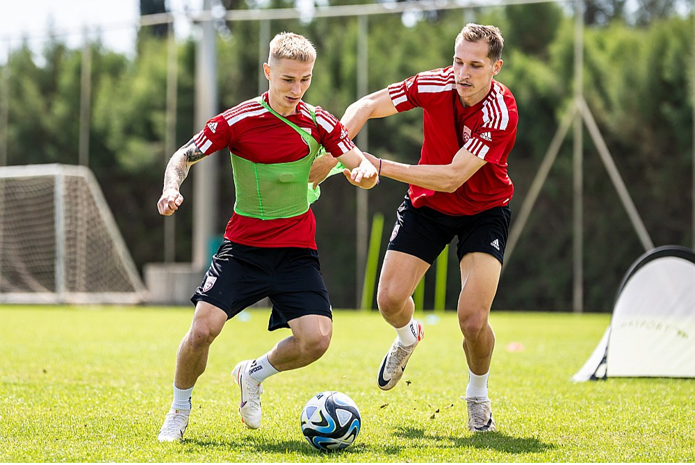 Latvijas izlases treniņā Raimonds Krollis (no labās) cenšas noturēt Eduardu Dašķeviču.