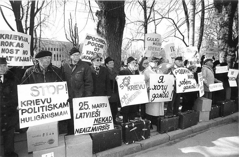 Padomju režīma represēto protesta akcija pie Krievijas vēstniecības Rīgā 1998. gada 25. martā. “Gulaga mocekļiem Krievijas pensijas!” Pikets galvenokārt bija vērsts pret Krievijas jaukšanos Latvijas iekšējās lietās.