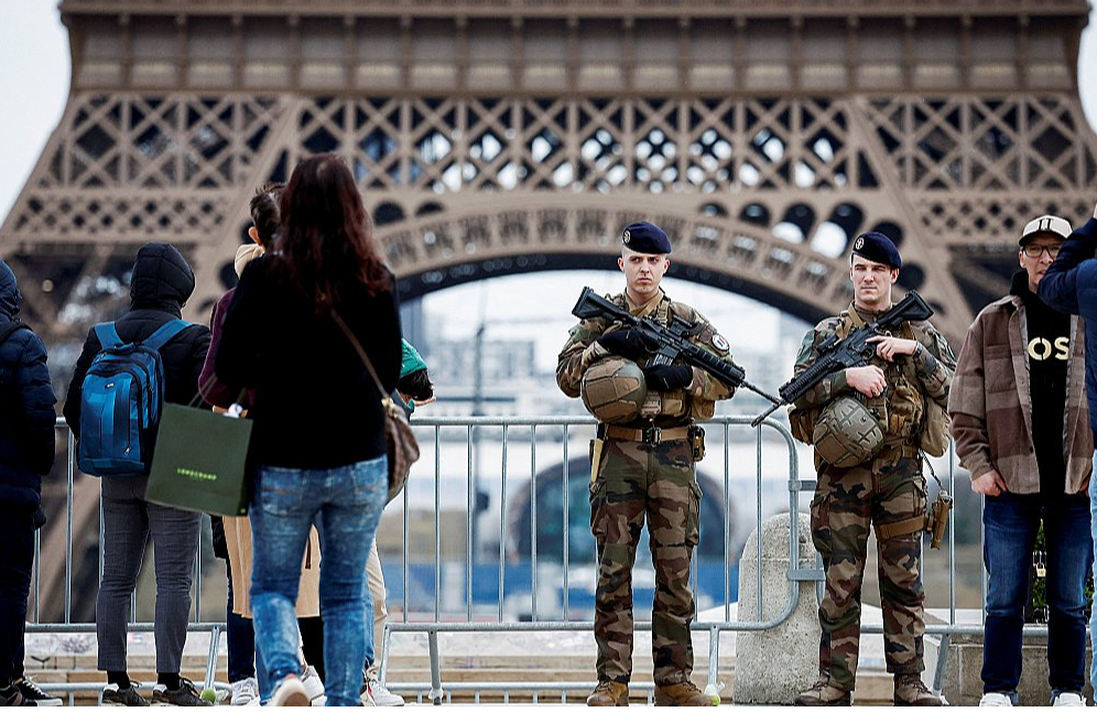 Franču karavīri pie Eifeļa torņa Parīzē otrdien. Tuvojoties olimpiādei, Francija plāno publiskās vietās papildus izvietot ap 4000 karavīru.