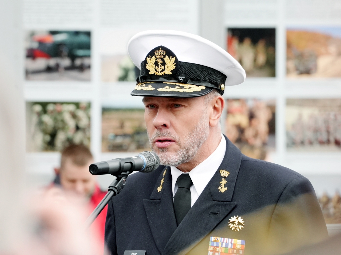NATO Militārās komitejas priekšsēdētājs admirālis Robs Bauers piedalās foto izstādes "Latvija NATO-20" atklāšanas pasākumā Brīvības laukumā pie Brīvības pieminekļa.