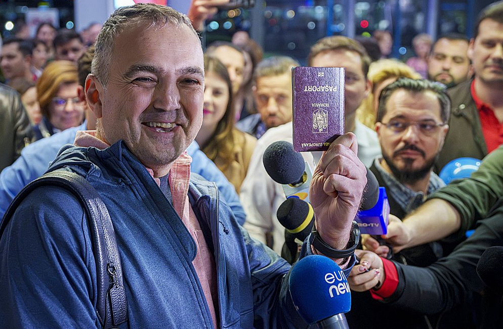 Anrī Koandas starptautiskajā lidostā Bukarestē svētdien ieradās pirmie ceļotāji, kuriem pēc Rumānijas pievienošanās Šengenas zonai nebija jāiziet robežkontrole.