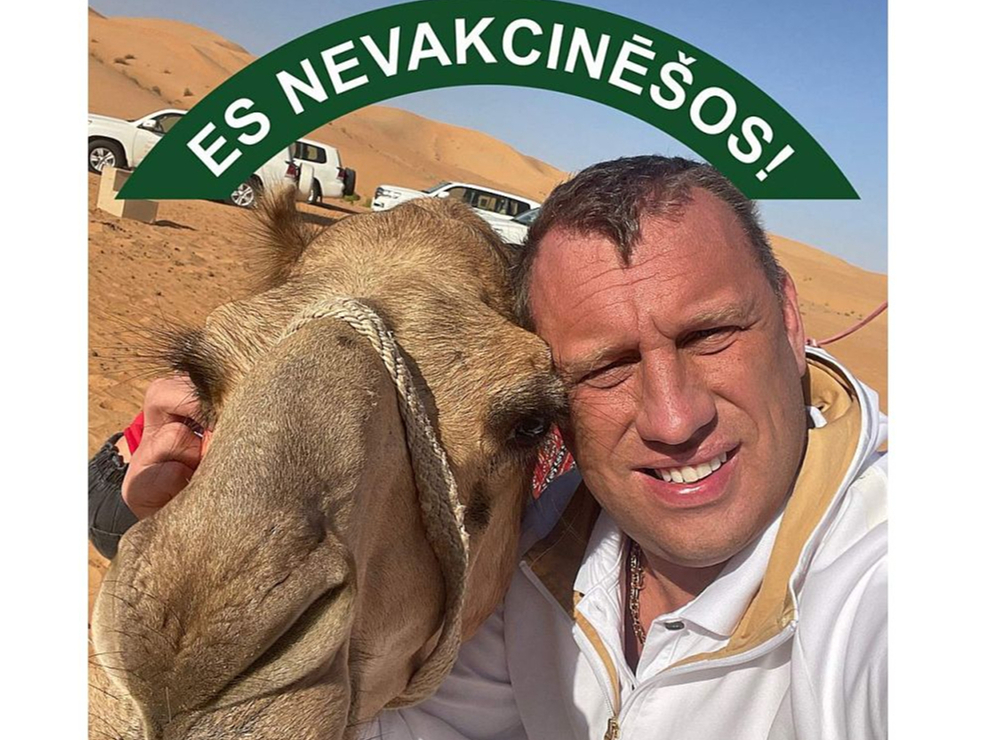 Kaspars Kazanovskis, ko žurnālisti dēvē par kolorīto vai bēdīgi slaveno uzņēmēju, sociālajos tīklos lepojas ar turīgu dzīvesveidu.