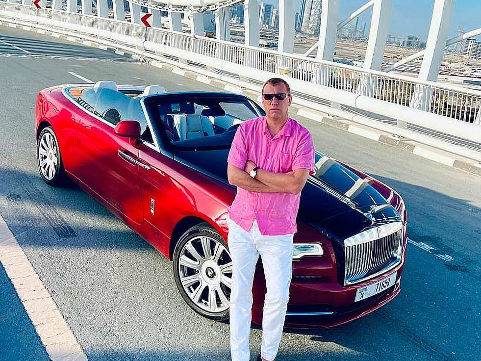 Kaspars Kazanovskis, ko žurnālisti dēvē par kolorīto vai bēdīgi slaveno uzņēmēju, sociālajos tīklos lepojas ar turīgu dzīvesveidu.