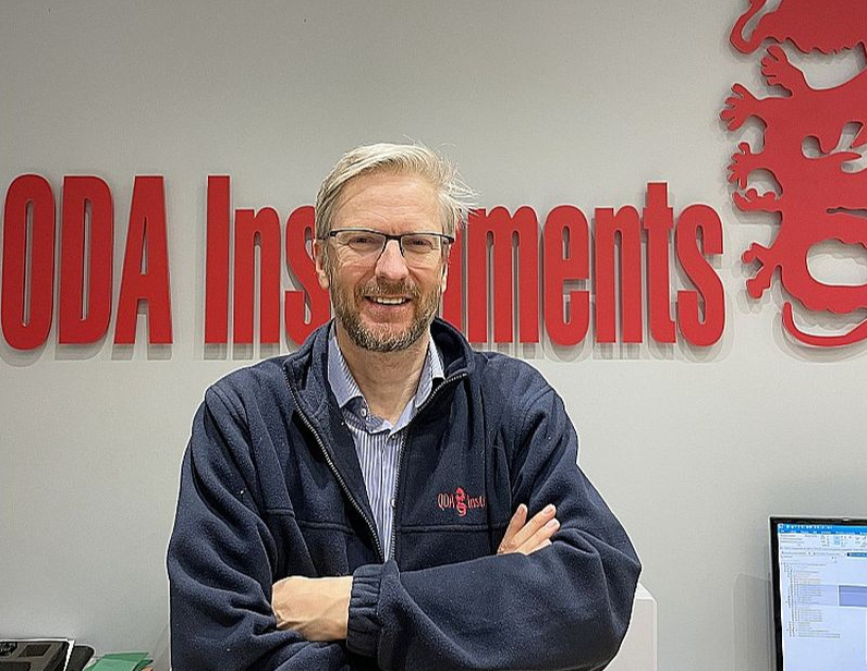 "Oda Instruments" īpašnieks un vadītājs Dainis Ozoliņš: "Mēs bijām pirmie Latvijā, kas sāka sadarboties ar Taivānas kokapstrādes iekārtu ražotājiem, un esam būtībā vienīgie, kas spēj tām nodrošināt pilnvērtīgu servisu Latvijā. Reģions ir tāls un specifisks, klientus pievilina konkurētspējīgas cenas un augsta kvalitāte, taču serviss ir liels izaicinājums."