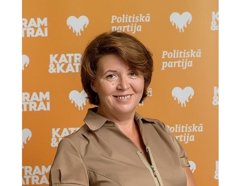 Inga Tuhbatova 2022. gadā kandidēja Saeimas vēlēšanās no tolaik Alda Gobzema vadītās partijas "Katram un katrai" saraksta.