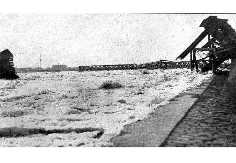 Ledus masas sagrautā Lībekas tilta paliekas.