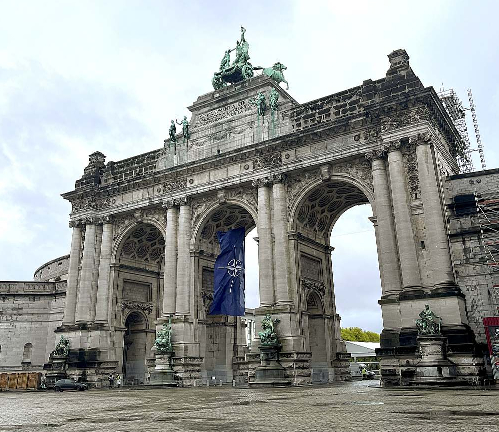 NATO galvenā mītne ir Briselē. Par godu NATO 75. gadadienai organizācijas karogs plīvo Briseles Piecdesmitgades parka arkā.