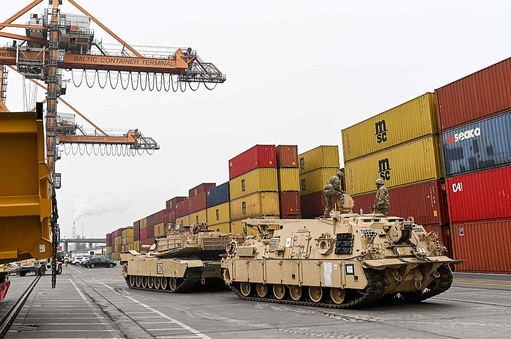 Militārajām mācībām domātais ASV bruņojums Gdiņas ostas terminālī "Baltic Container Terminal" 2022. gada decembrī. "Gdynia Container Terminal" atrašanās NATO dalībvalstu militārās infrastruktūras tuvumā raisa bažas par drošību.
