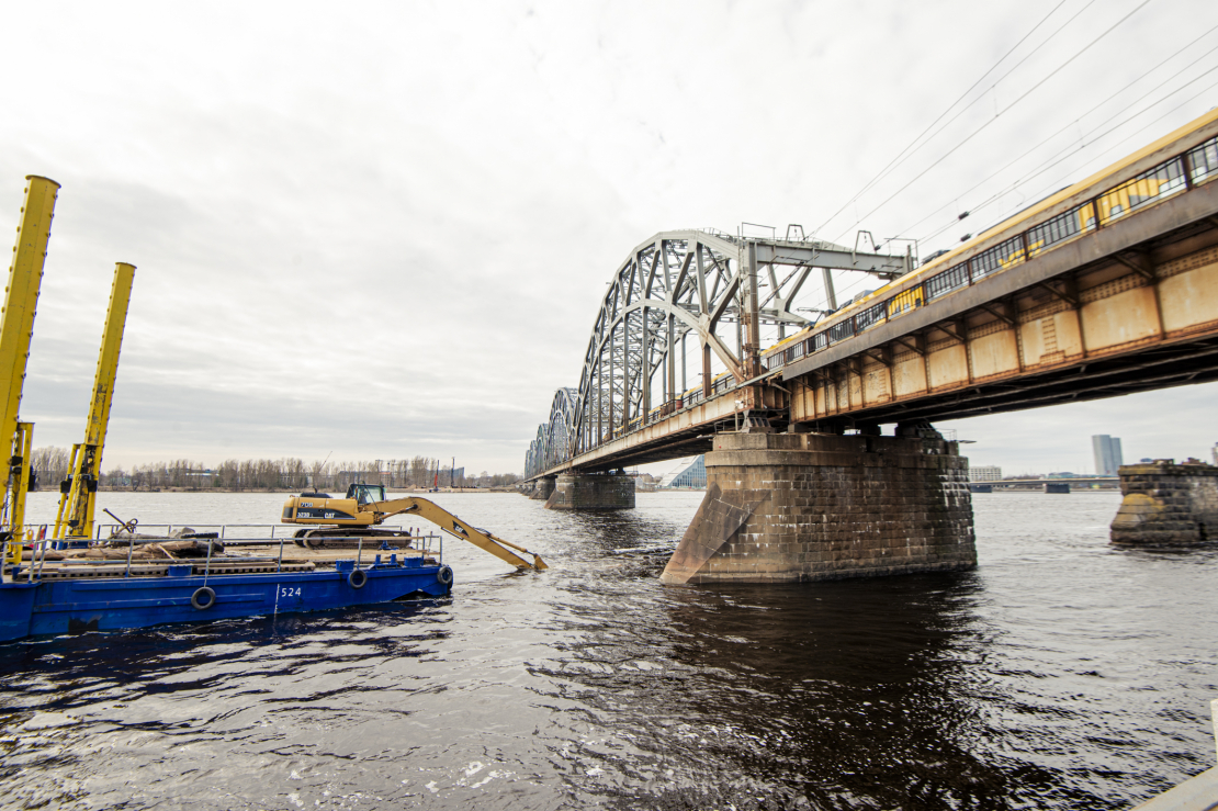 Uzsākta pirmā "Rail Baltica" tilta balsta izbūve Daugavā.