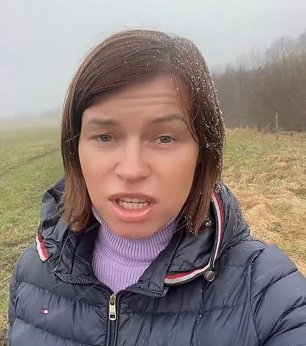 Glorija Grevcova, stāvot pļavā, stāsta, ka nekur neesot pazudusi, esot savā dzīvesvietā, un "katrs cilvēks zina, kur es dzīvoju un kur es katru dienu taisu savus video".