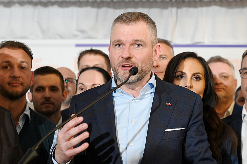 Slovākijas prezidenta vēlēšanu otrajā kārtā sestdien uzvarēja pašreizējais parlamenta spīkers Peters Pellegrīni, kurš ir tuvs premjerministra Roberta Fico sabiedrotais.