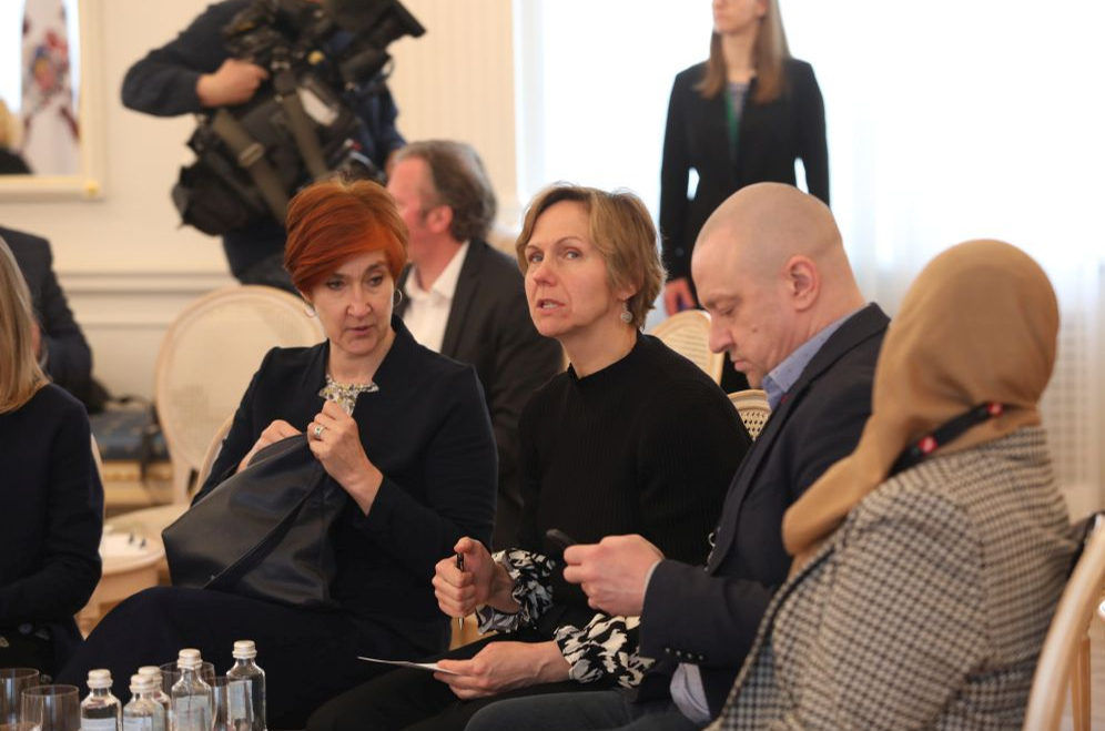 "Latvijas Radio 4" direktore Ilona Madesova (no kreisās) piedalās diskusijā Rīgas pilī par sabiedrisko mediju turpmāko attīstību.