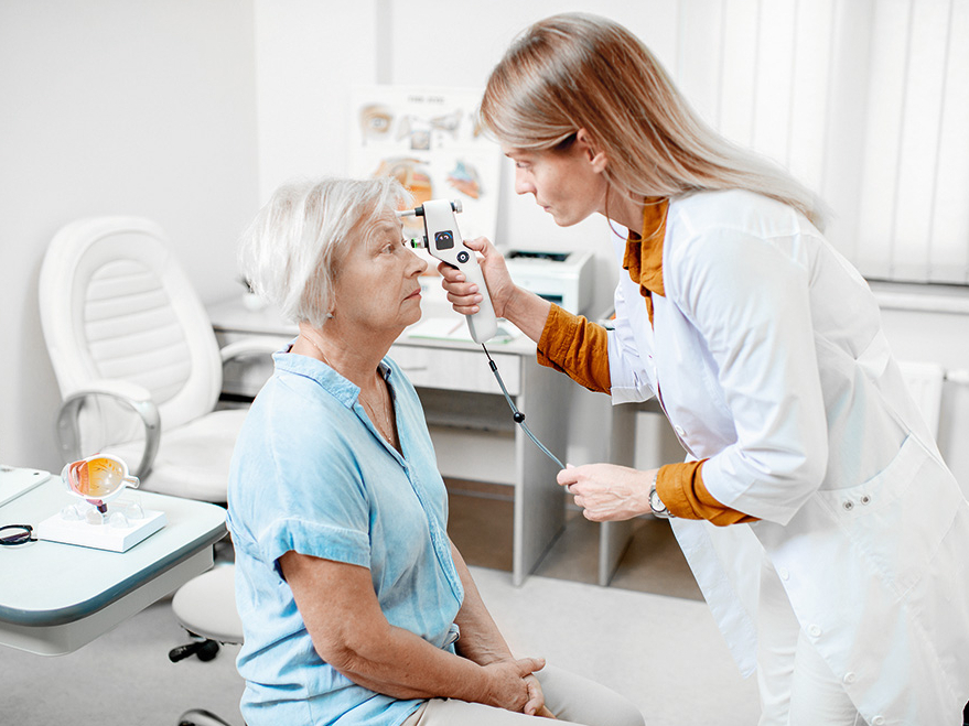Acu spiedienu var mērīt gan pie acu ārsta, gan optometrista optikas salonos. Šī procedūra ir nesāpīga un aizņem vien pāris minūtes.