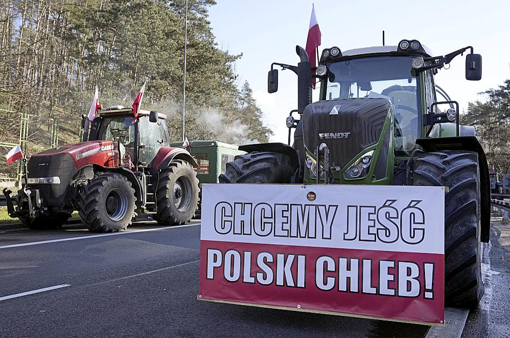 "Gribam ēst poļu maizi!" liecina plakāts zemnieku protesta akcijā Polijā šī gada marta beigās. Eiroparlamenta vēlēšanu tuvums ES institūcijām liek laipot starp nepieciešamību palīdzēt Ukrainai un pašmāju lauksaimnieku prasībām.