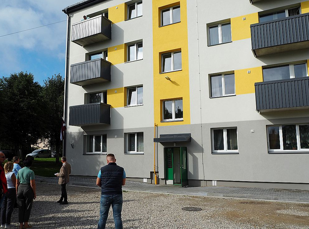 Renovētā daudzdzīvokļu ēka Valkā – projekts, kas konkursā par energoefektīvākās ēkas godu piedalījās pērn.