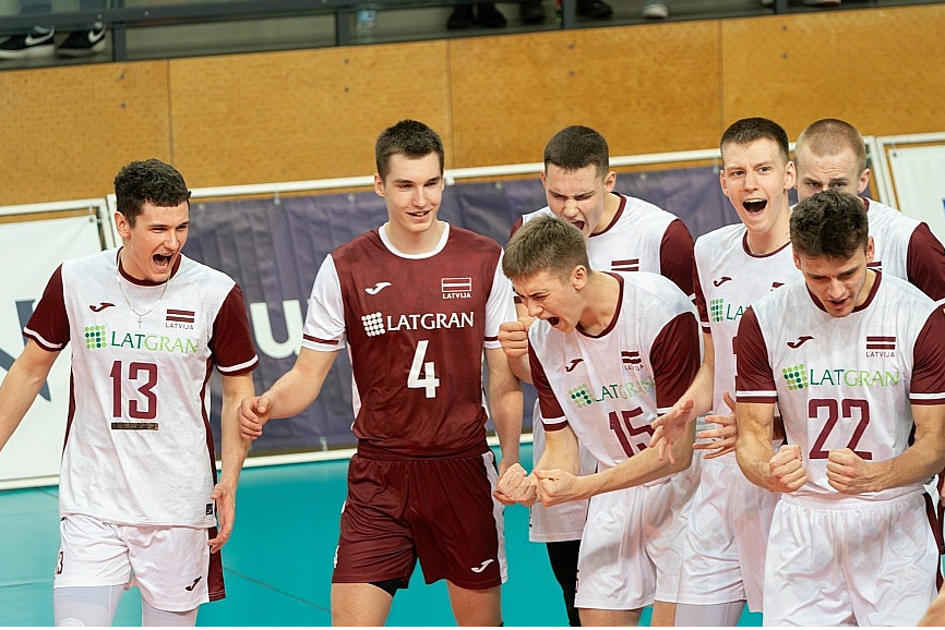 Latvijas U-20 puišu volejbola izlase Daugavpilī izcīnīja trīs pārliecinošas uzvaras un pēc 20 gadu pārtraukuma iekļuva Eiropas čempionāta finālturnīrā junioriem.