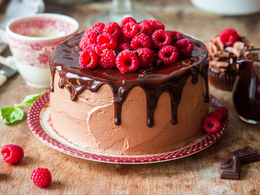 Aveņu un baltās šokolādes torte.