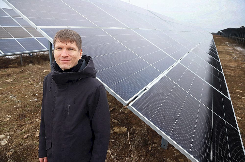 "Latvija var daudz ko mācīties no Igaunijas un Lietuvas kļūdām. Visu trīs valstu valdībām un par enerģētikas nozari atbildīgajām institūcijām, ir jānāk pretī uzņēmējiem, kas īsteno atjaunojamās enerģijas projektus, un vairāk tie jāatbalsta," uzskata Igaunijas uzņēmuma "Smartecon" dibinātājs un izpilddirektors Magno Kūre.