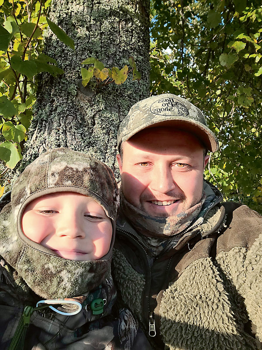 Mednieks Mārtiņš Grīnblats kopā ar dēlu gaides medībās.