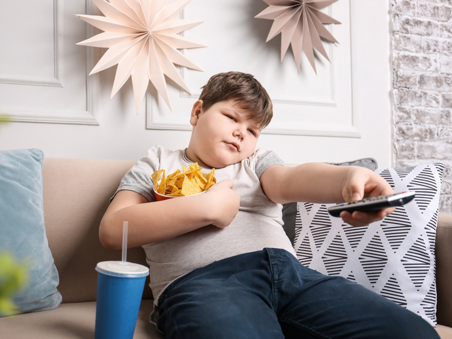 Ne jau visiem bērniem ar lieko svaru attīstīsies diabēts. Taču, ja bērns turpinās ēst neveselīgu pārtiku un maz kustēsies, ir daudz lielākas iespējas saslimt ar diabētu pusaudža gados.